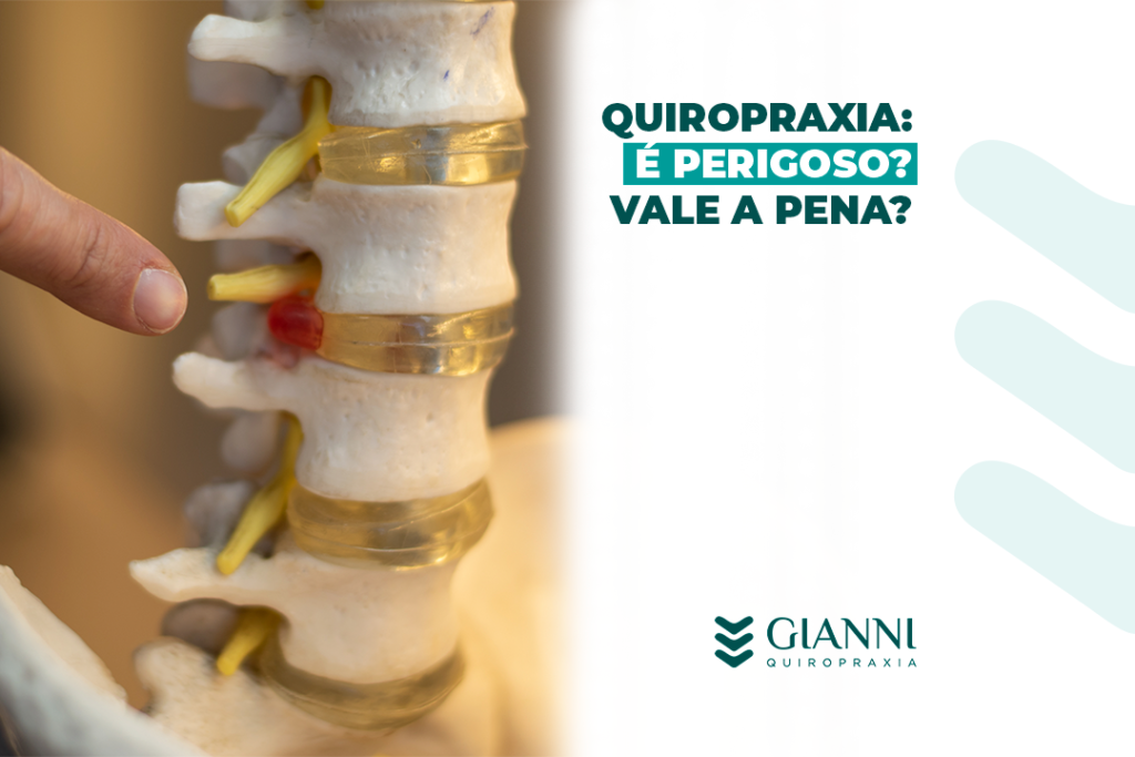 Imagem de um quiroprático ajustando as costas do paciente