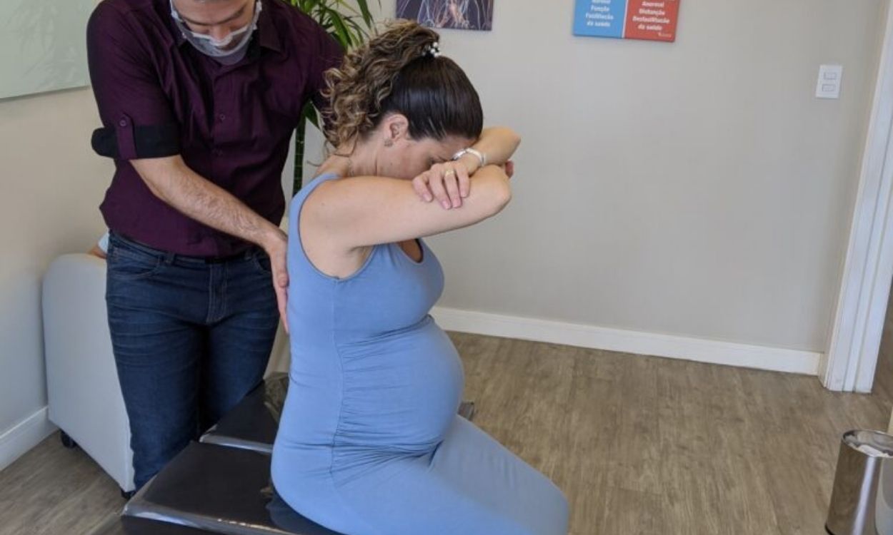 Imagem de um mulher sendo ajustada durante a gravidez
